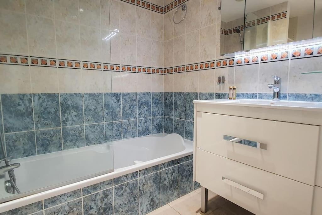 F2 Vue Dans Avec Piscine Appartement